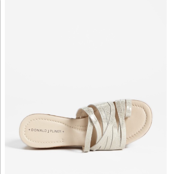 Donald Pliner - Picture 6 of 10